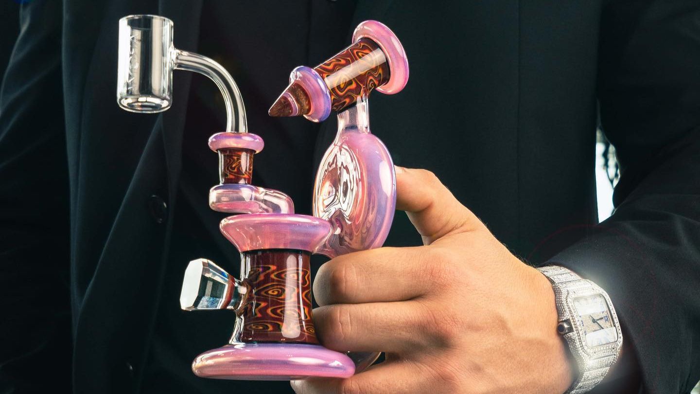 Should You Put Ice in a Bong?