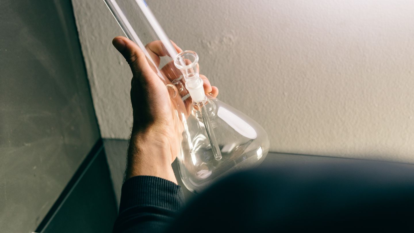 Cold Water vs. Hot Water: The Smoking Experience Compared